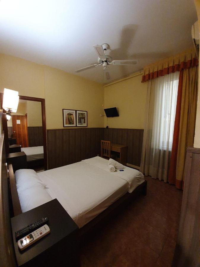 Hostal Oporto Madrid Extérieur photo
