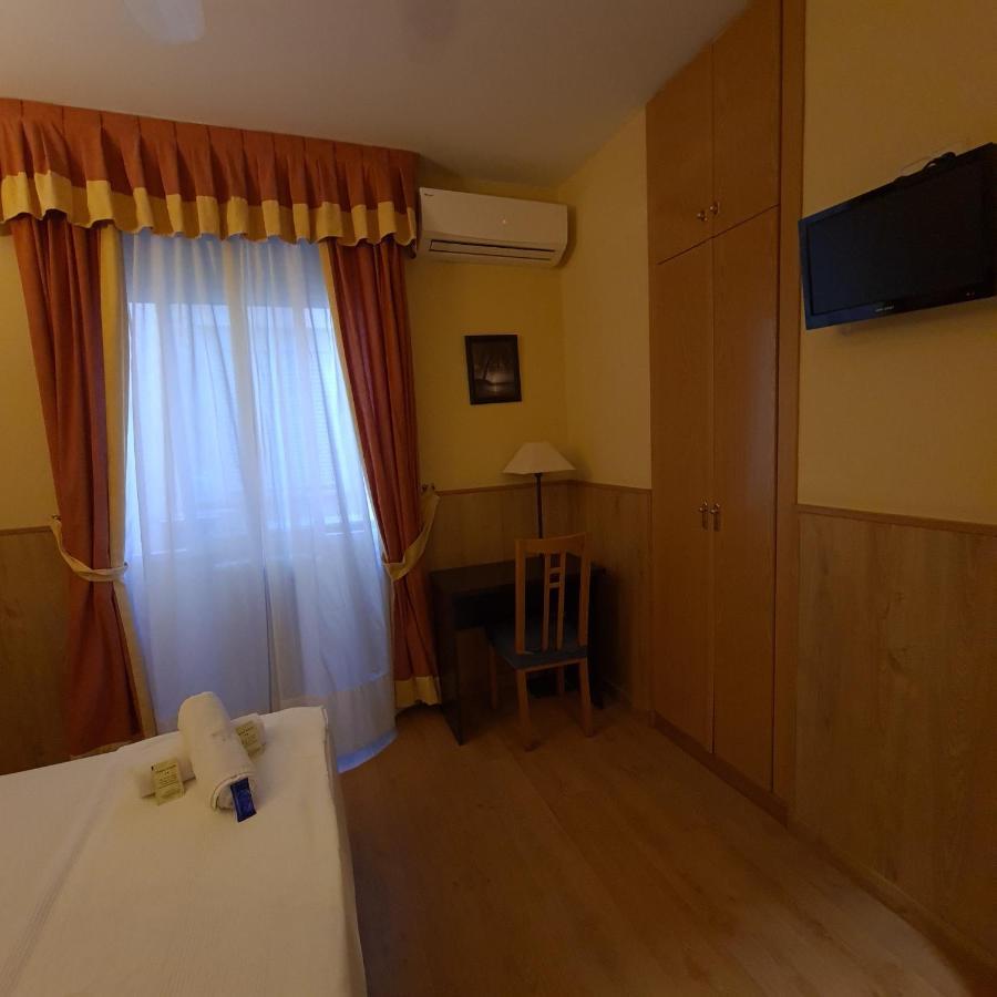Hostal Oporto Madrid Extérieur photo